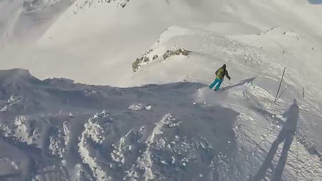 高山滑雪者下粉坡的POV视频素材