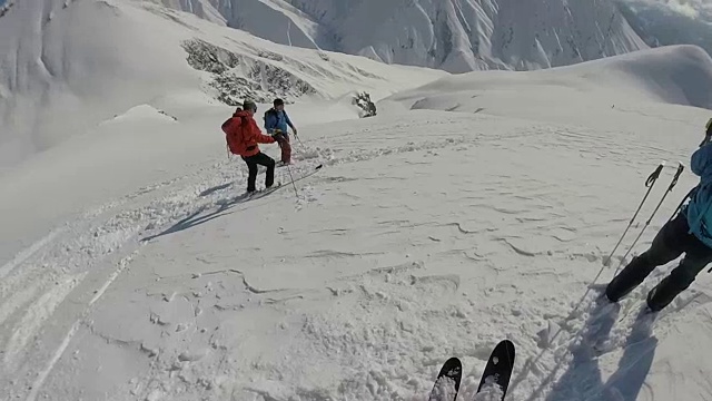 高山滑雪者下粉坡的POV视频素材