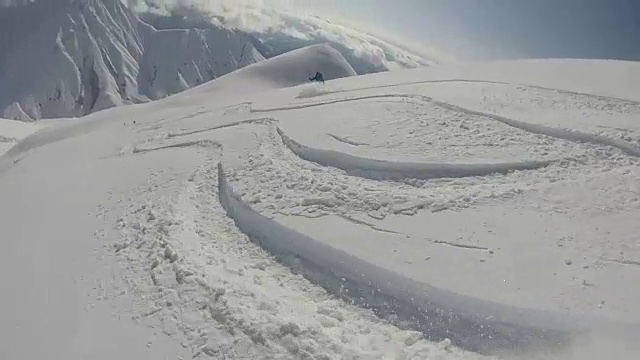 高山滑雪者下粉坡的POV视频素材