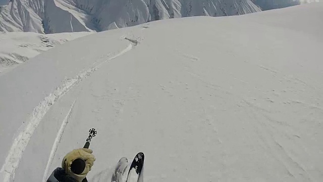 高山滑雪者下粉坡的POV视频素材