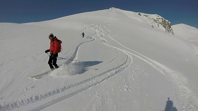 高山滑雪者下粉坡的POV视频素材