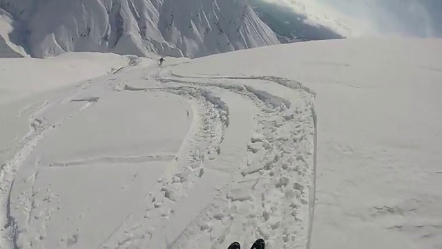 高山滑雪者下粉坡的POV视频素材