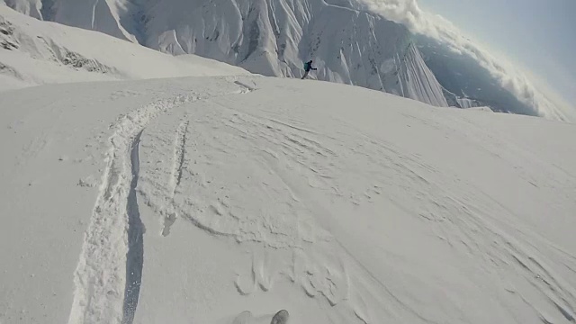 高山滑雪者下粉坡的POV视频素材