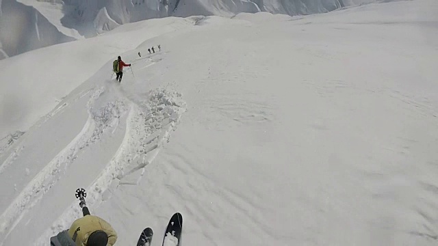 高山滑雪者下粉坡的POV视频素材