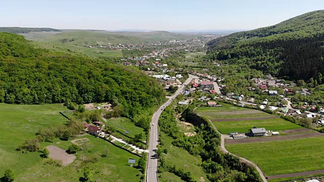 无人机在山村公路上移动视频素材