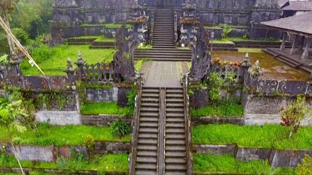 巴厘岛上的白沙基寺的航拍和无人机录像视频素材