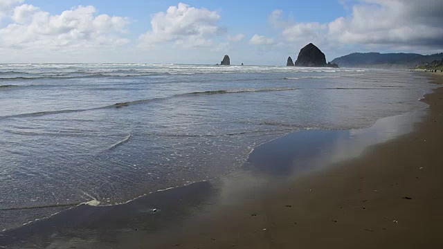 大炮海滩干草堆岩石云景，海洋海滩海浪俄勒冈海岸地标视频素材