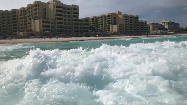 海景与顶天建筑视频素材