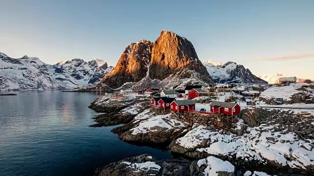 海岸线上有雪山的渔村景观景点的时间流逝视频素材