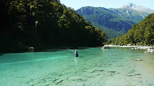 女人飞到新西兰钓鱼视频素材