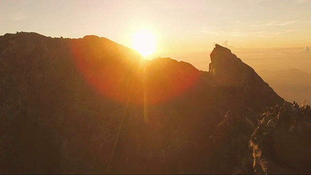 无人机拍摄的印尼巴厘岛阿贡山峰顶视频素材