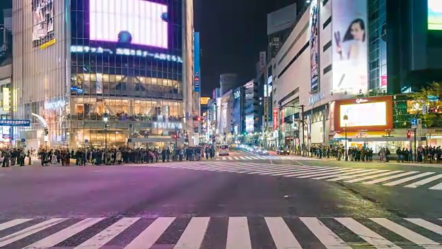 人群穿越夜晚视频素材