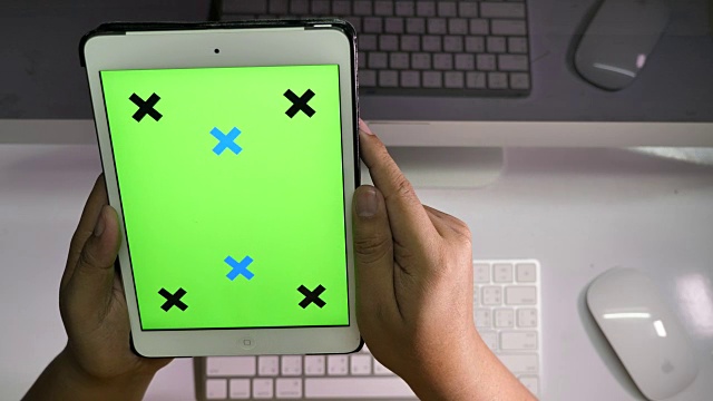 男人使用数字平板电脑与色度键在桌子上视频素材