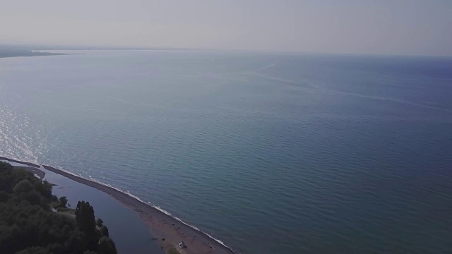 飞越狂野的海滩。高山和悬崖视频素材