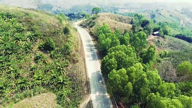 鸟瞰图公路上的山口。视频素材