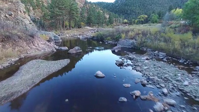 一架无人机飞过科罗拉多州里昂山脉的一条河视频素材