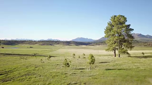 一架无人机在科罗拉多州帕戈萨斯普林斯(Pagosa Springs)欣赏乡间景色视频素材