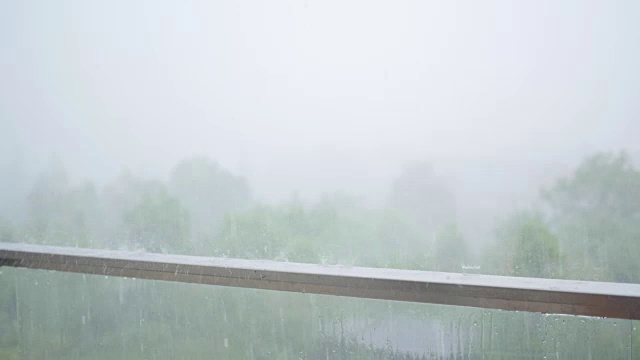 雨点打在栏杆上，大雨，倾盆大雨视频素材