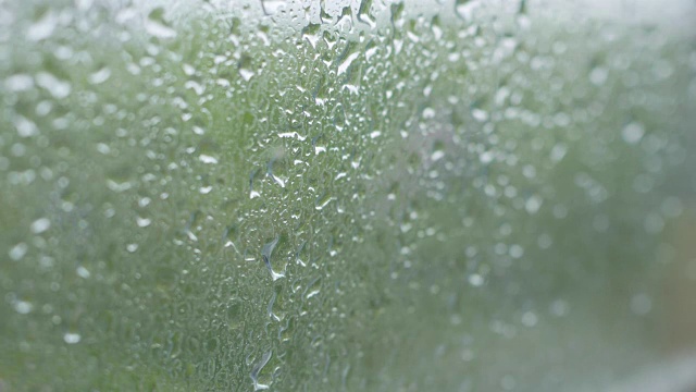 雨滴落在玻璃上，大雨，倾盆大雨视频素材