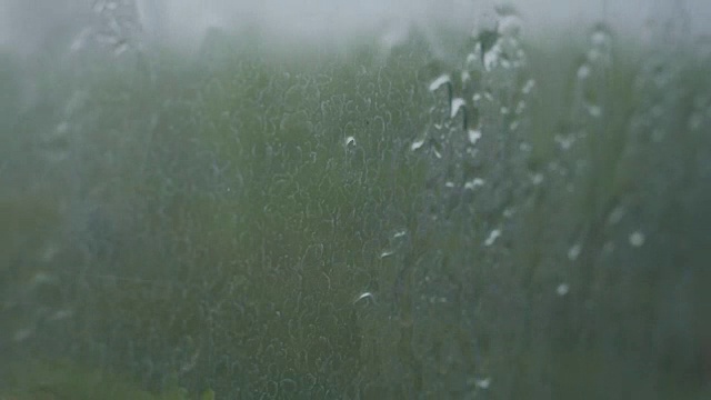 雨滴落在玻璃上，大雨，倾盆大雨视频素材