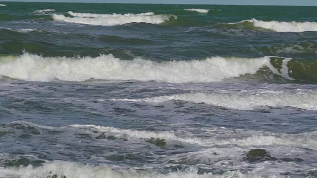 海上的波浪向沿海地区涌去视频素材