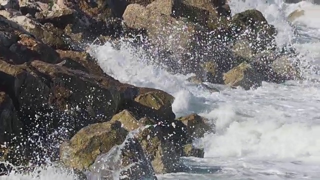 意大利沿海地区的岩石被海水溅起视频素材