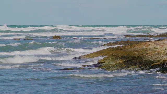 意大利的海浪向海岸岩石袭来视频素材