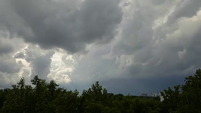 暴雨云在城市上空翻滚视频素材