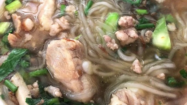 越南菜，猪肉面汤视频素材