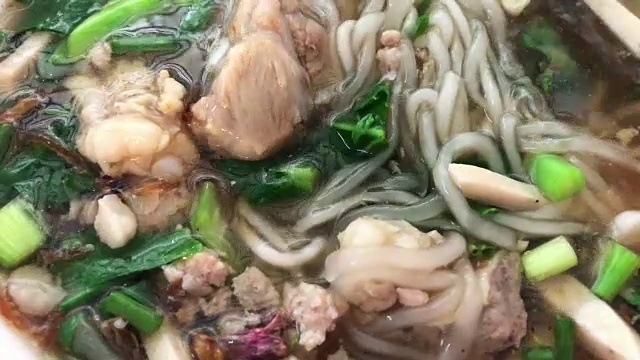 越南菜，猪肉面汤视频素材