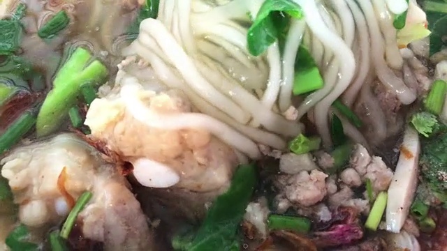 越南菜，猪肉面汤视频素材