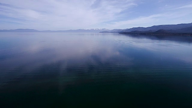 在加州的太浩湖，绚丽的天空描绘出完美的蓝色风景视频素材