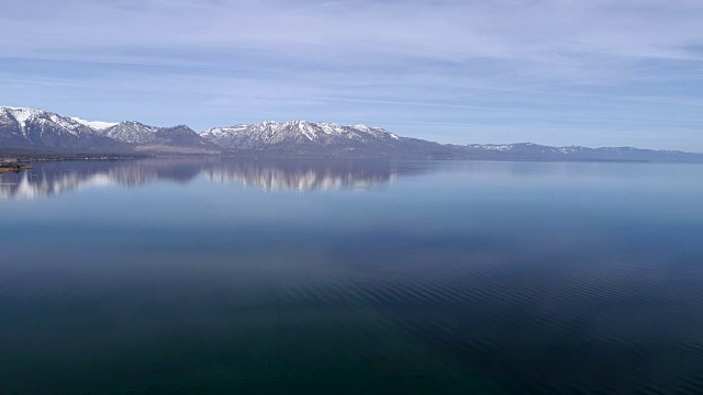 完美的无人机俯瞰太浩湖，加州与雪山横跨背景视频素材