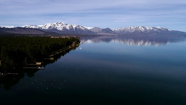 平静的镜像反射沿着蓝色的太浩湖，加利福尼亚山荒野旅游目的地令人惊叹的景观视频素材