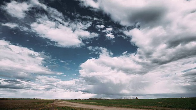 Time Lapse Time- Lapse Time- Lapse Of Rural Road Through Field Spring Meadow Landscape Under Scenic Dramatic Sky With Fluffy Clouds Before Rain.乡村乡村路穿过田野春天草地景观。农业和天气预报概念视频素材