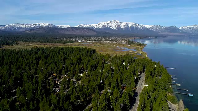 向郁郁葱葱的海湾在太浩湖，加州-无人机视图-令人惊叹的美丽的加州景观视频素材