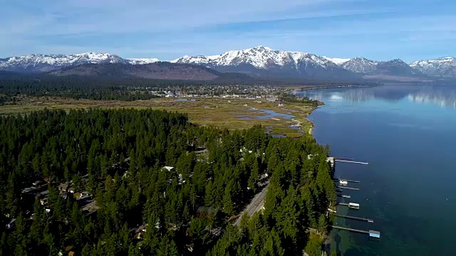 2018年5月，在加利福尼亚的太浩湖上空飞过茂密的森林视频素材