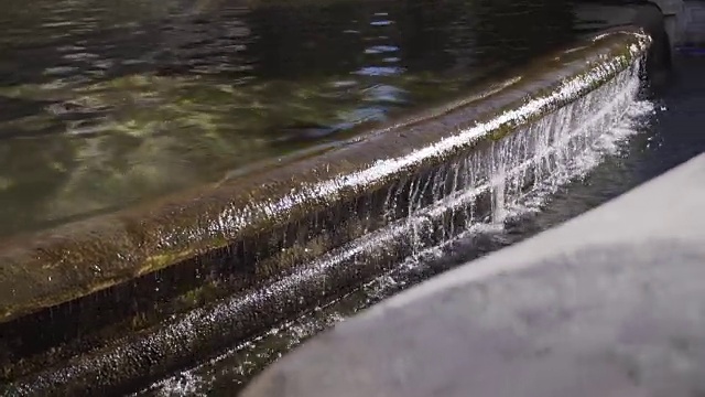 水流在地上溅起水花。股票。流出水的喷泉视频素材