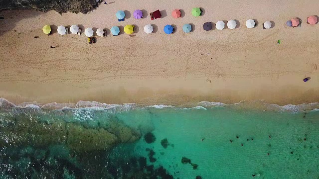 海滩伞和蓝色的海洋。从上面看海滩景色视频素材