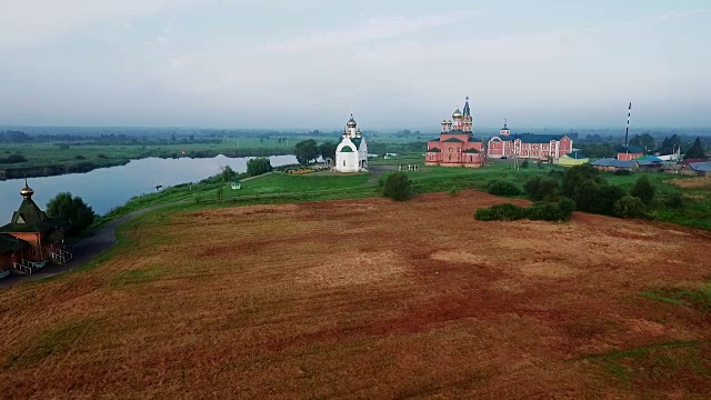 湖边的一个修道院。航空摄影。03视频下载