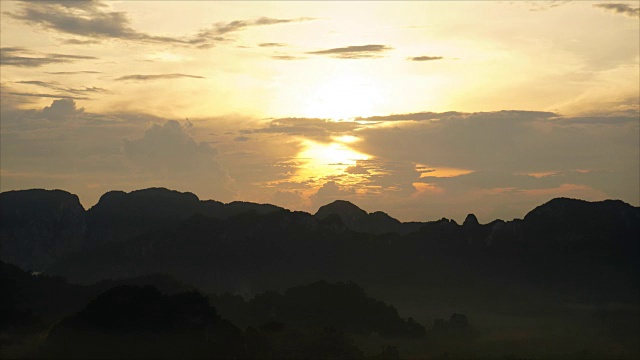 日出的雾和云景移动在山上，泰国。视频素材