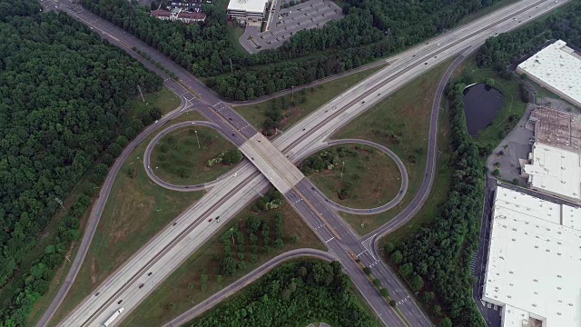 一架无人机俯瞰北卡罗来纳州夏洛特市一个繁忙的高速公路十字路口视频素材