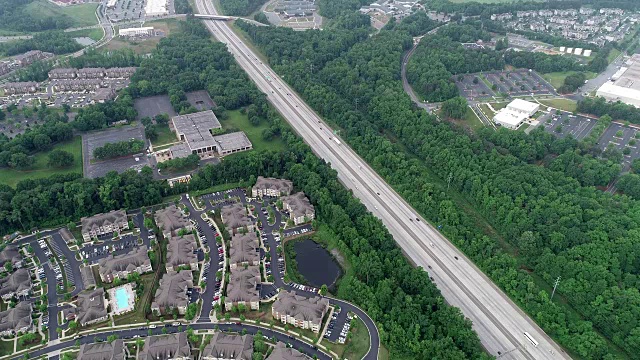 一架无人机在北卡罗来纳州夏洛特的高速公路上飞行视频素材