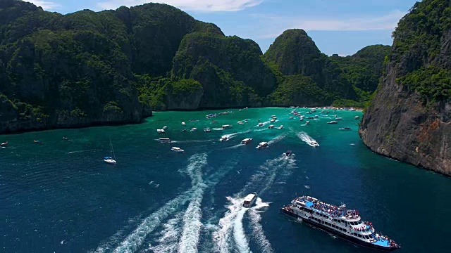 2018年5月16日，泰国玛雅湾。长尾船停泊在著名的玛雅湾和游客在海滩上视频素材