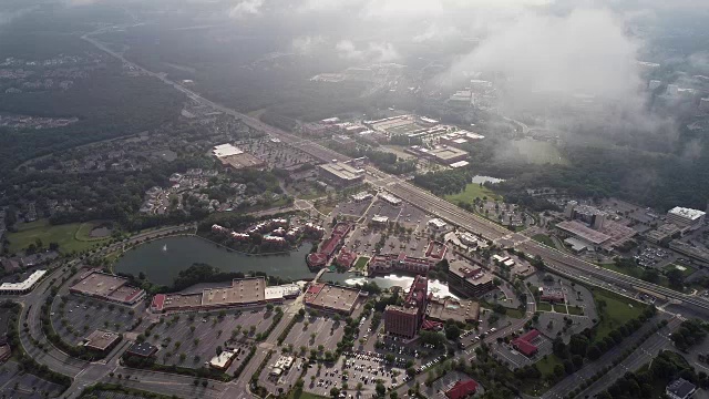 一架无人机在北卡罗来纳州夏洛特市的云层上空飞行视频素材