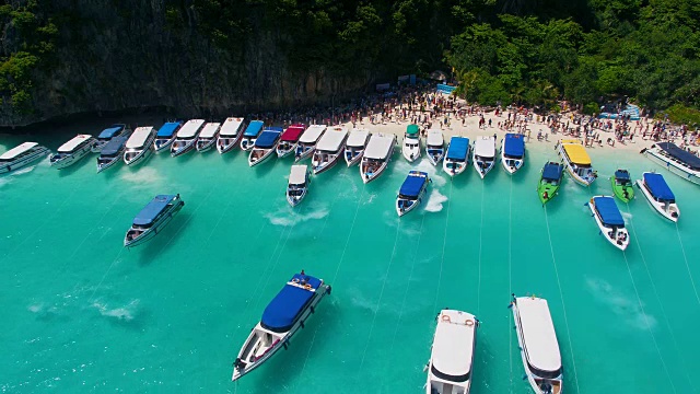 2018年5月16日，泰国玛雅湾。长尾船停泊在著名的玛雅湾和游客在海滩上视频素材