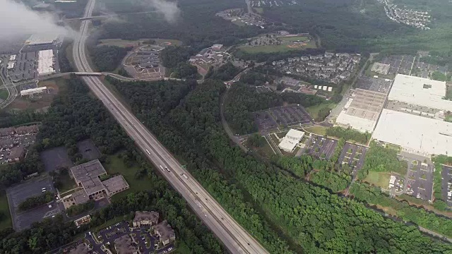 一架无人机飞过北卡罗来纳州夏洛特市的云层视频素材