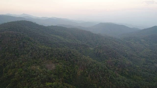 空中飞过美丽的山脉视频素材