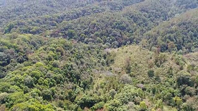 空中飞过美丽的山脉视频素材