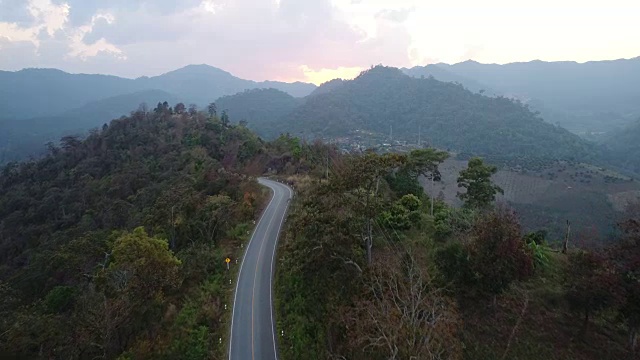 空中飞过美丽的山路视频素材